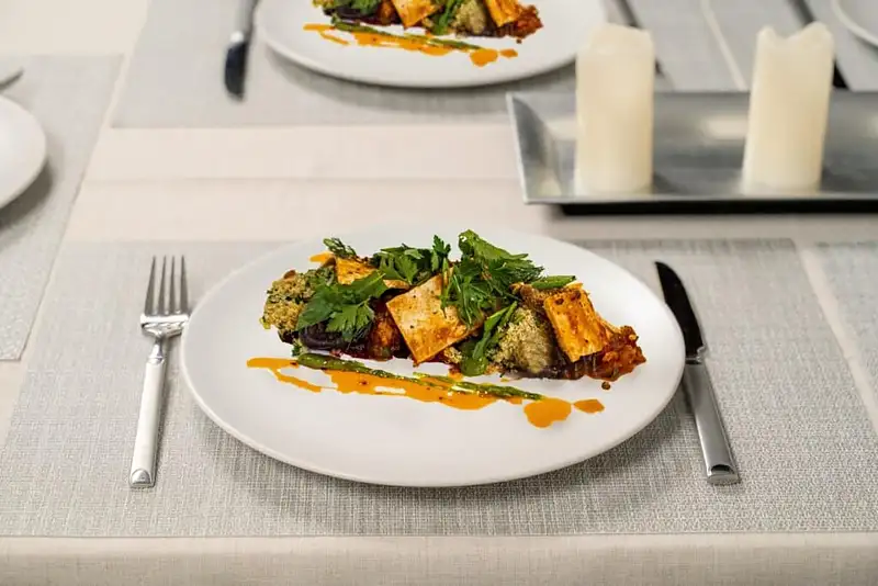 Eleganță Minimalistă: Set 4 Farfurii Intinse Alb Mat - Master